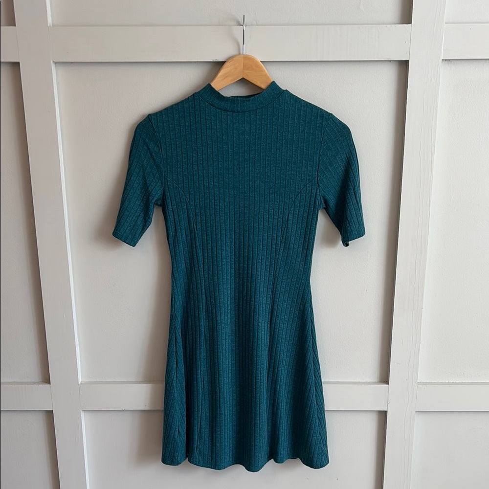 Blue Ribbed V-Neck Dress - Picture 3 of 4